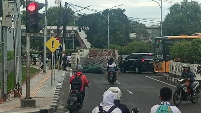 Truk Terbalik di Kebayoran, Bus Transjakarta Rute 8C dan 9E Terlambat - Update 1