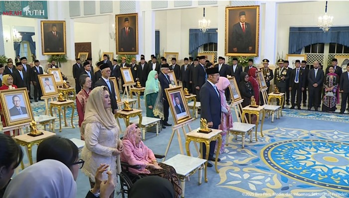 Prabowo Anugerahkan Gelar Pahlawan ke 10 Tokoh, Termasuk Soeharto dan Gus Dur!