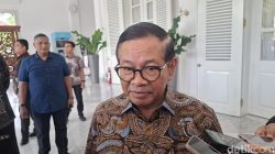 Pramono Ancam Turunkan Bendera Parpol-Ormas yang Terlalu Lama Mejeng: “Sebal Lihatnya”