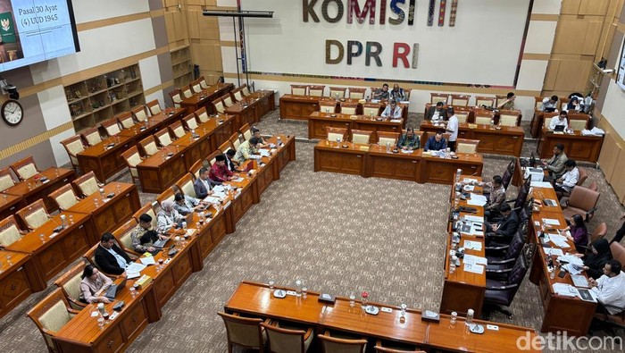 **Rapat RKUHAP, Forum Advokat Usulkan Hakim Disumpah Sebelum Baca Putusan**
