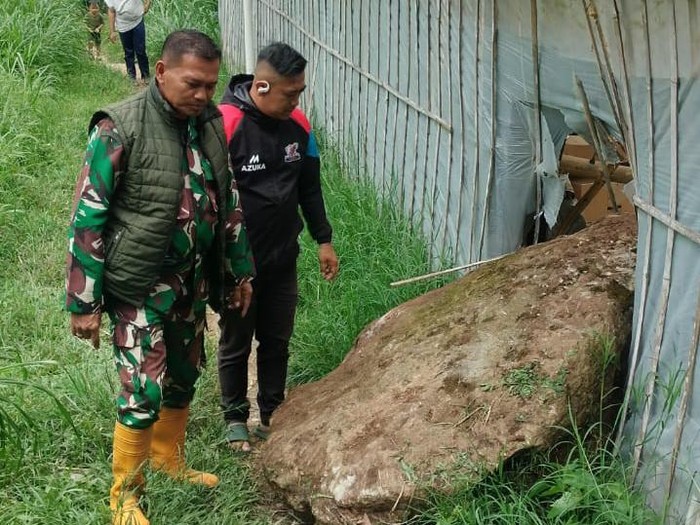 Heboh! 3 Batu Raksasa Jatuh dari Gunung Batu, Hantam Greenhouse Warga Lembang