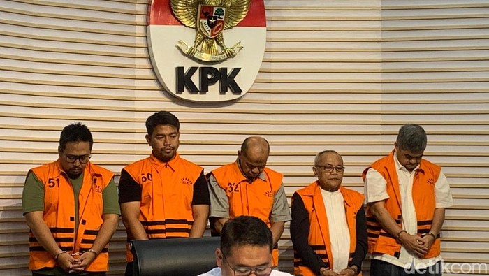 **5 Tersangka Baru Kasus Dana PEN Setor Rp 4,21 M ke Eks Bupati Situbondo: KPK Tangkap Lima Orang**