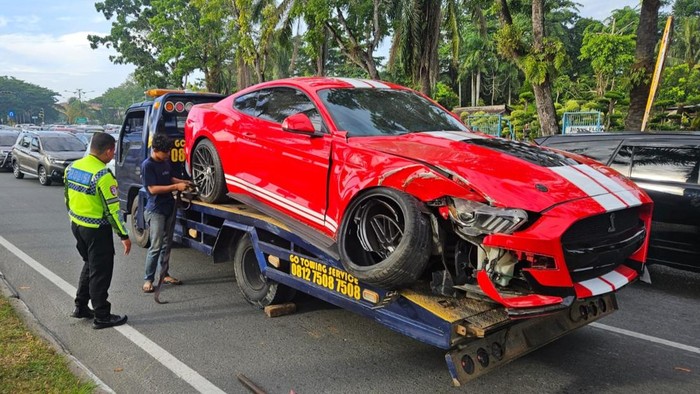 Ford Mustang Terlibat Tabrakan di Pekanbaru, Ini Penyebabnya