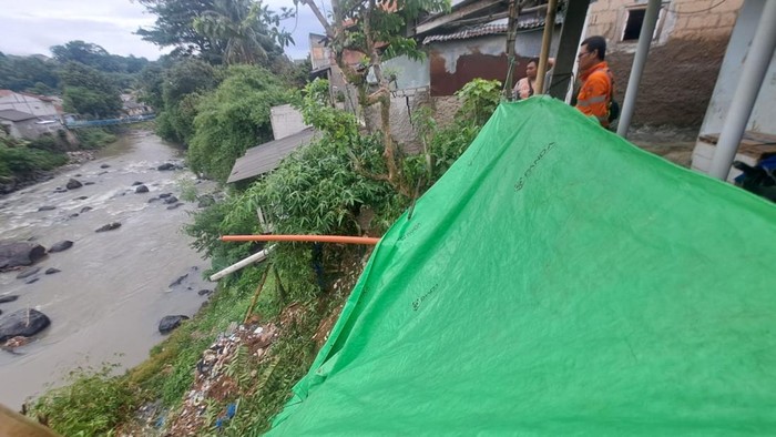 **Tebing Sungai Cisadane Bogor Setinggi 8 Meter Longsor Imbas Hujan Deras, Warga Terancam**