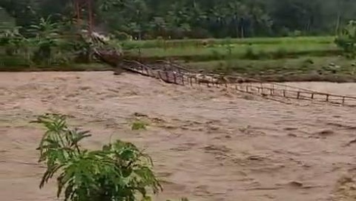 Banjir Bandang Meneror 5 Kecamatan di Cianjur, Jembatan Rusak dan Jalan Terputus!
