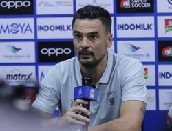 **Pelatih Persita, Carlos Pena, Marah Besar atas Anulir Gol Hokky Caraka di Super League**