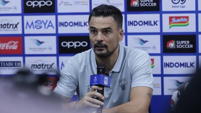 **Pelatih Persita, Carlos Pena, Marah Besar atas Anulir Gol Hokky Caraka di Super League**