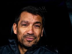 Van Bronckhorst Bakal Latih Timnas Indonesia? Ini Respons Erick yang Mengejutkan!