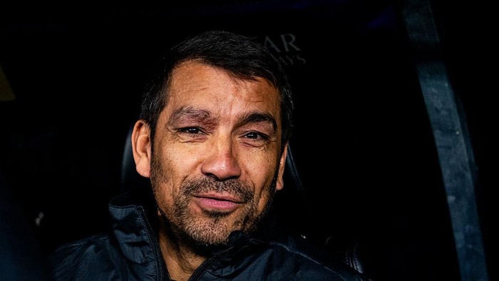 Van Bronckhorst Bakal Latih Timnas Indonesia? Ini Respons Erick yang Mengejutkan!