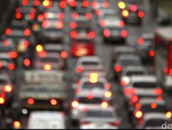 “Lalin Tol Arah Jakarta Padat di Sejumlah Titik Pagi Ini: Krisis Lalu Lintas atau Kebijakan yang Gagal?”