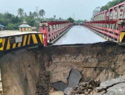 Jembatan Tapanuli Utara Ambruk! Banjir-Longsor Ancam Jalan Nasional Sumut