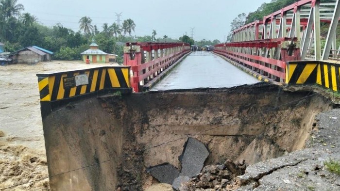 Jembatan Tapanuli Utara Ambruk! Banjir-Longsor Ancam Jalan Nasional Sumut