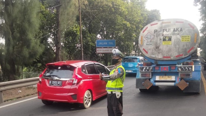 Gangguan Truk Tangki di Tol Dalam Kota, Macet Meraja-lela di Arah Cikampek