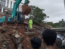 Longsor Maut Di Kampus UIN Padang: 4 Mobil dan 3 Motor Tersapu