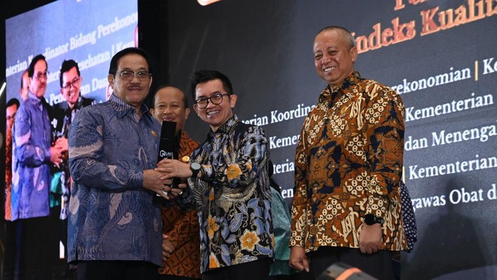 KemenPAN-RB Terapung di Atas Gelombang, Raih Predikat Unggul IKK Award 2025!