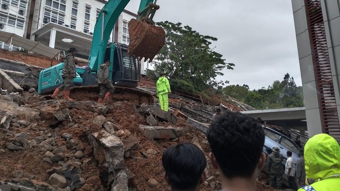 Longsor Meneror Kampus UIN Imam Bonjol, Mobil-Motor Tersapu dan Kuliah Terpaksa Berubah Daring