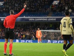 “Barcelona Dibantai Chelsea, Flick Akui Kartu Merah Araujo Menyulitkan: Tragedi di Stamford Bridge!”