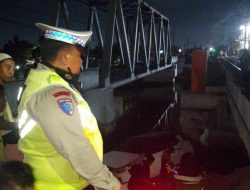 Kecelakaan Mengerikan: Mobil Tertabrak Kereta Api hingga Terjun ke Kali di Jakbar!