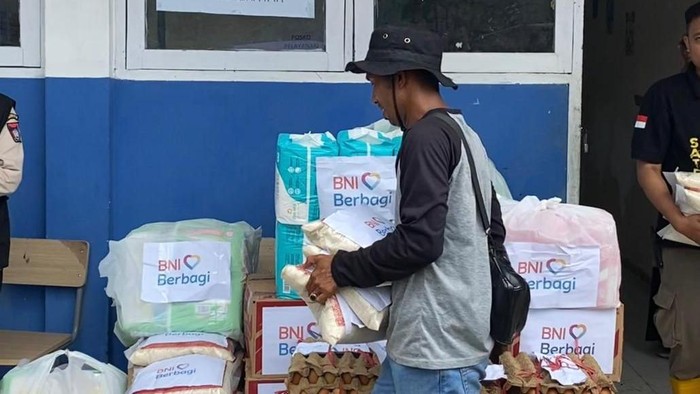 **BNI Bergerak Cepat, Salurkan Bantuan Darurat bagi Korban Banjir di Padang & Sibolga**