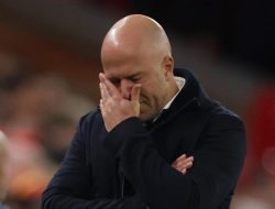 Liverpool Gelar Pertemuan Darurat, Arne Slot dalam Perhatian Setelah Kekalahan dari PSV
