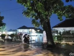 **Banjir Menerjang Kompleks Rumah Dinas Gubsu Bobby Nasution di Medan, Kendaraan Ikut Terendam**