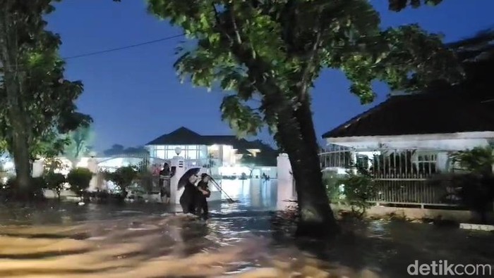 **Banjir Menerjang Kompleks Rumah Dinas Gubsu Bobby Nasution di Medan, Kendaraan Ikut Terendam**