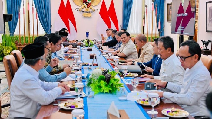 Prabowo Instruksikan Pratikno Jadi Koordinator Bencana Sumatera, Rapat Kabinet Diskusikan Natal dan Stimulus Ekonomi
