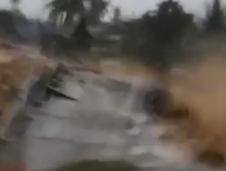 Jembatan Gunung Nago di Padang Ambruk, Akses Warga Kecamatan Pauh Terputus karena Banjir