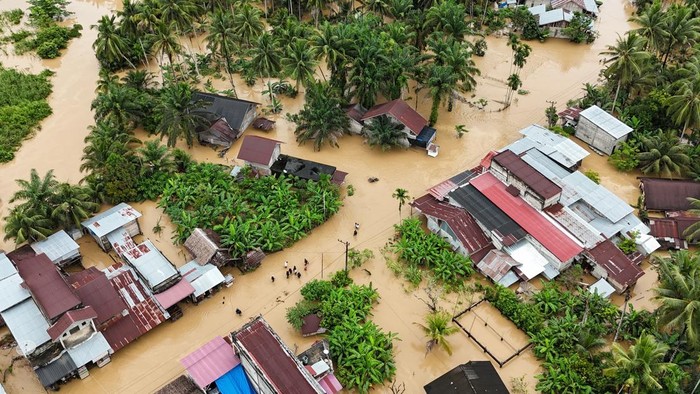 **Petugas Gabungan Selamatkan 2 Warga Terseret Banjir Deras di Aceh Utara**