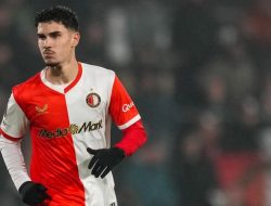 Van Persie Kasih Debut ke Sang Anak, Feyenoord Kalah dalam Drama Emosional