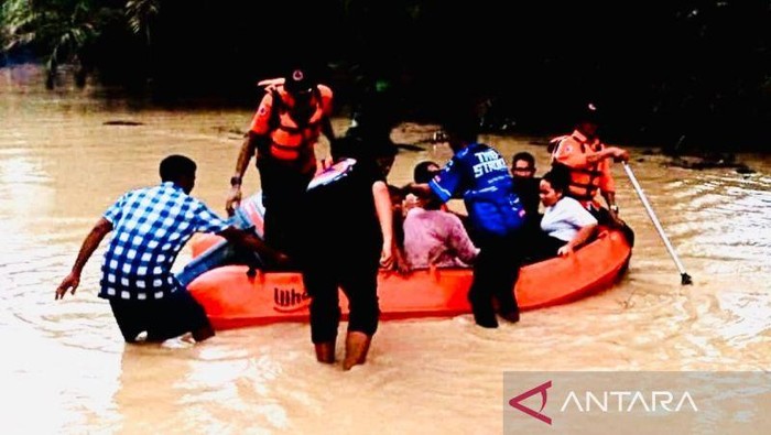 Terjebak Banjir, 40 Warga Nagan Raya Aceh Dievakuasi Pakai Perahu Karet - Update 1