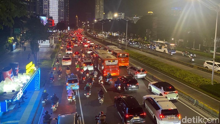 Lalin di Jalan Sudirman-Gatot Subroto Jakarta Macet Parah Malam Ini - Update 1