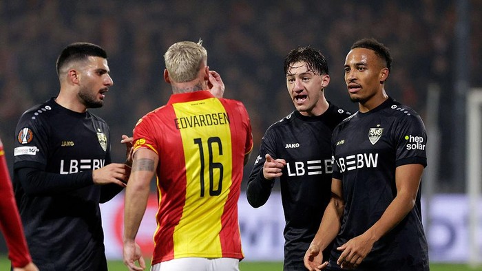 **Aksi Malu Rekan Setim Dean James di Stadion De Adelaarshorst: Go Ahead Eagles Kandas 0-4**