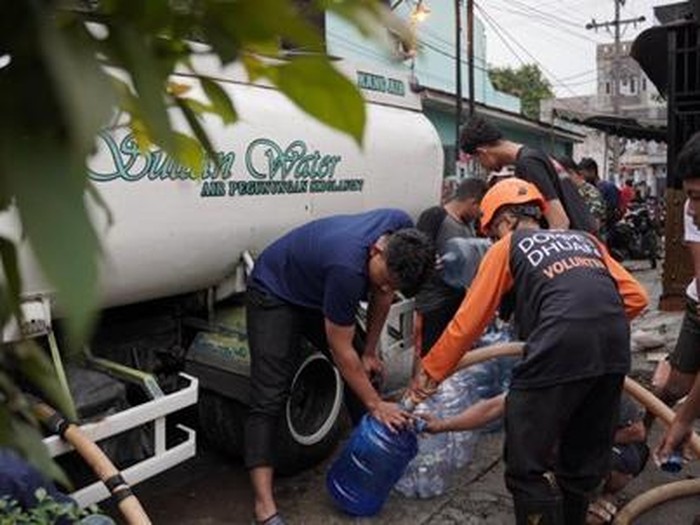 **Dompet Dhuafa Salurkan 10.000 Liter Air Bersih, Siapkan Harapan untuk Warga Banjir Medan**