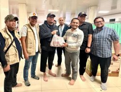 Andre Rosiade Bagi 900 Nasi Bungkus ke Mahasiswa Unand Terdampak Banjir – Update 1