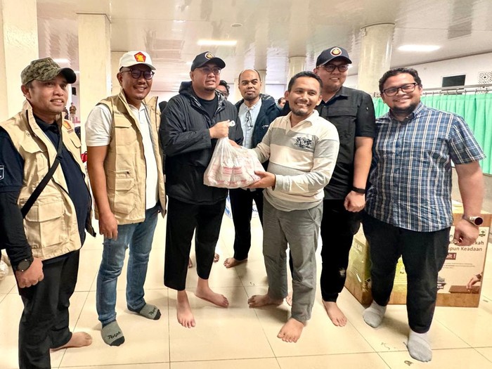 Andre Rosiade Bagi 900 Nasi Bungkus ke Mahasiswa Unand Terdampak Banjir - Update 1