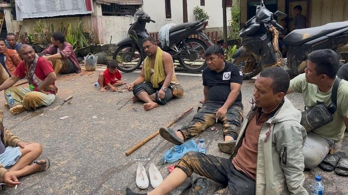 Walkot Sibolga Berani, Jalan Kaki 3 Hari di Area Longsor Taput-Tapteng