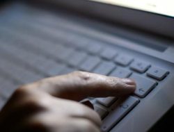 JAKSA LELANG 1.000 KARUNG BATU HITAM, HARGA Rp46 JUTA: BISNIS ATAU PENCEMARAN?