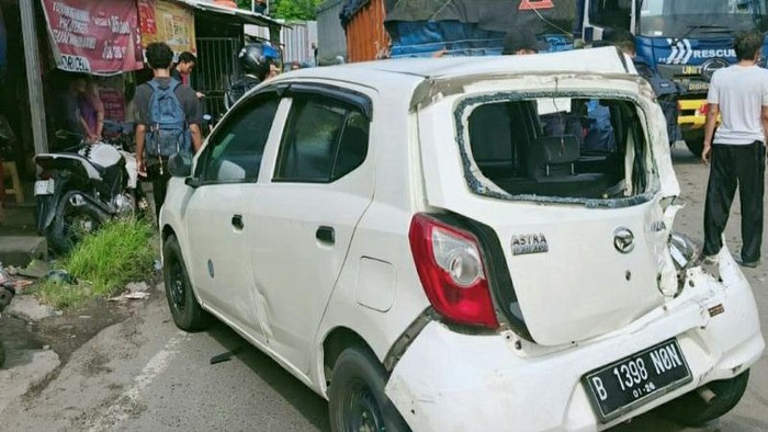 **Tragedi Jalanan: 13 Kendaraan Kecelakaan Beruntun di Karawang, 2 Orang Meninggal**