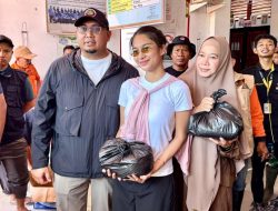 “Azizah Salsha dan Ayahnya Berantas Banjir di Padang dengan Bantuan yang Menyentuh”