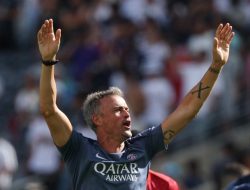 “Rumor Liar Liverpool: Arne Slot Digantikan Luis Enrique, Reaksi Tim dan Fans Membuat Heboh!”