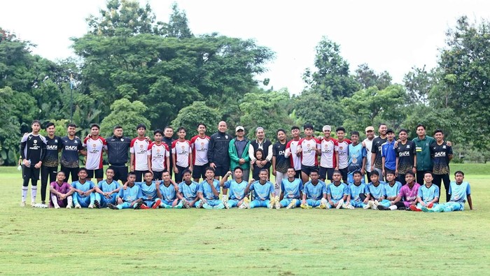 Ketika Timnas U-17 Latih Tanding dengan Tim Sepakbola Pesantren: Pertemuan Tradisi dan Modernitas di Lapangan!
