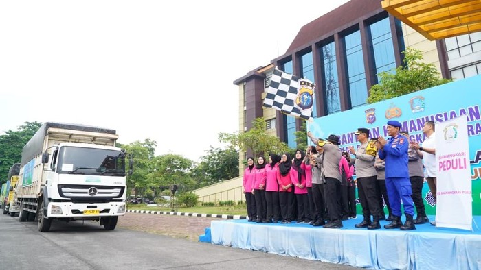 Polda Riau Bantu 6 Ribu Warga Aceh-Sumut-Sumbar dengan 6 Truk Bantuan Misi Kemanusiaan
