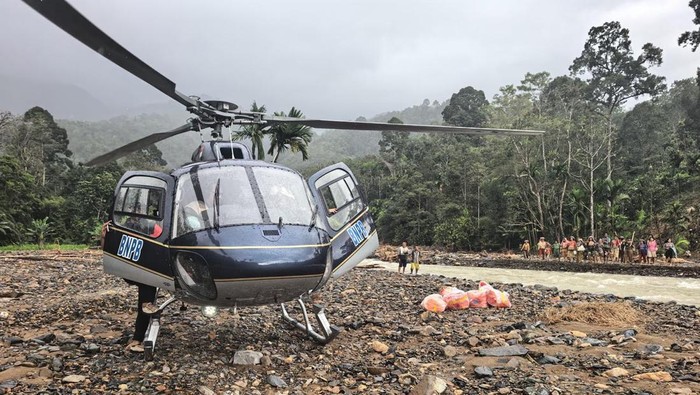 **Cerita Sulitnya Heli BNPB Tembus Desa Terisolasi Sumut, Kirim Bantuan Bencana di tengah Banjir**
