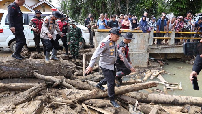 Polda Riau Gelontorkan 2 Ekskavator, Bantu Evakuasi Bencana di Sumbar
