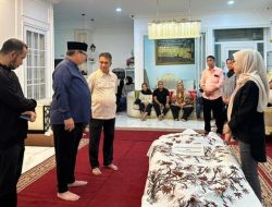 Mantan Gubernur Maluku Said Assagaf Wafat, Menko Airlangga Turuti Duka di Rumah Duka