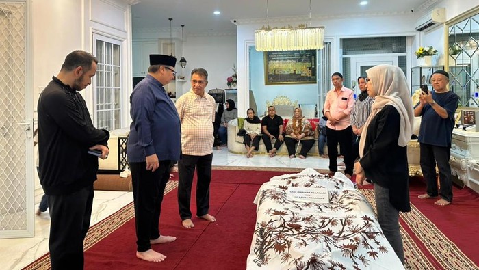 Mantan Gubernur Maluku Said Assagaf Wafat, Menko Airlangga Turuti Duka di Rumah Duka
