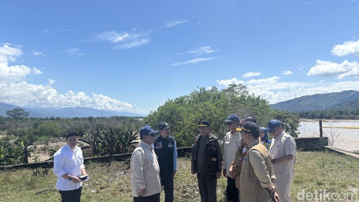 **Prabowo Tinjau Jembatan Pantai Dona Aceh yang Terputus, Begini Kondisinya**