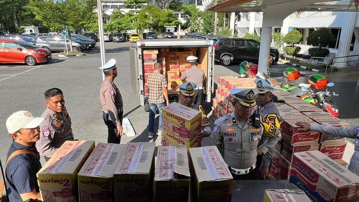 Ditlantas Polda Riau Berikan Bantuan Beras-Pakaian bagi Korban Bencana Sumbar