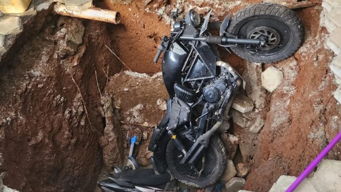 Damkar Hebat! 2 Motor dan 1 Sepeda Selamat dari Septic Tank Depok